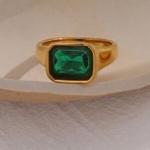 #38 NEW Beautiful Emerald Green Gold Ring